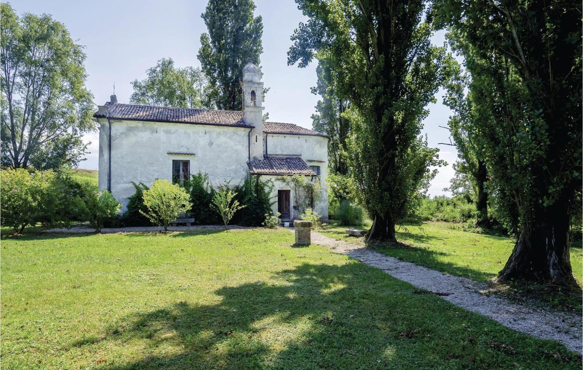 2 Bedroom Awesome Home In Taglio Di Po Ro Porto Viro Exterior photo